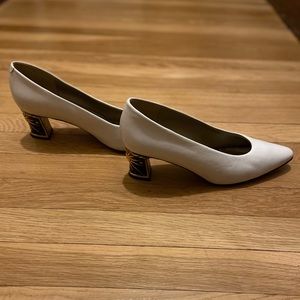 Vintage white heels with sun 🌞